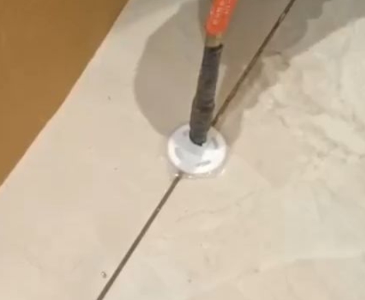 伍家岗瓷砖空鼓维修公司专业解答瓷砖在铺贴过程中，如果没有涂抹均匀到位的粘结材料（如水泥砂浆或瓷砖胶），可能会导致以下问题