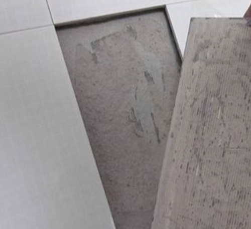 伍家岗瓷砖空鼓维修公司分享瓷砖铺贴时如果打浆（即涂抹在瓷砖背面和基层上的砂浆或瓷砖胶）过少，会带来以下问题